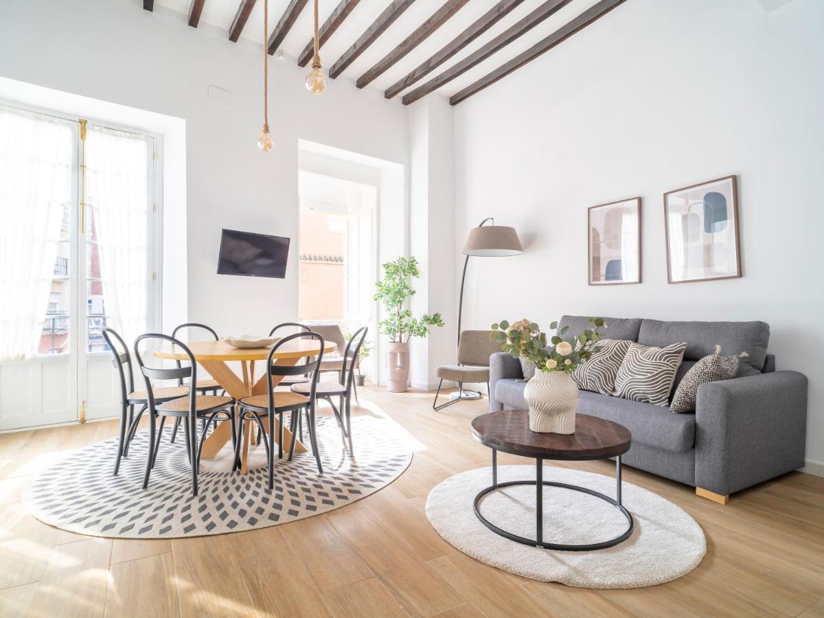 Sanders Lavender - Delightful Two-Bedroom Apartment Downtown Малага Екстериор снимка