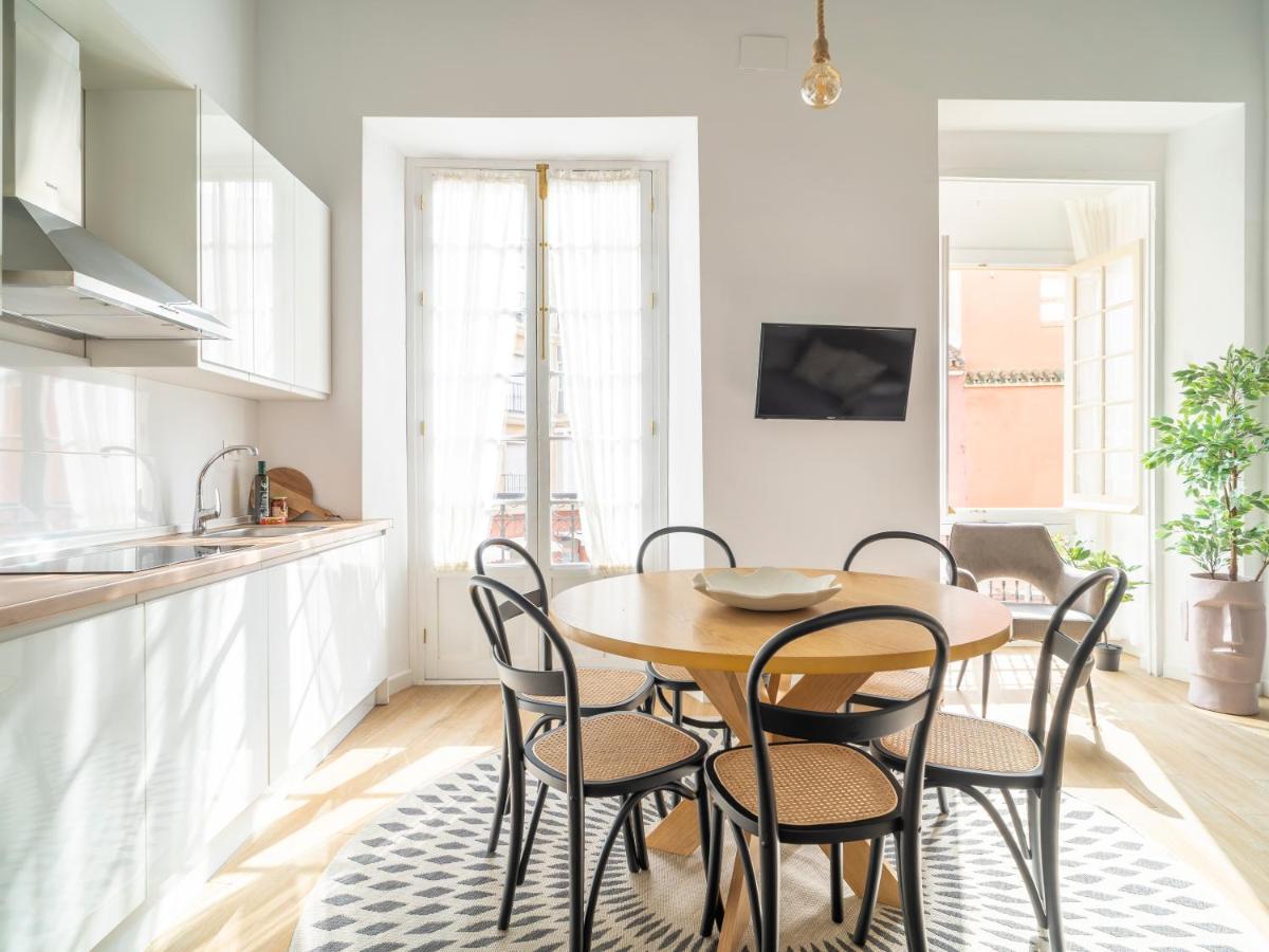 Sanders Lavender - Delightful Two-Bedroom Apartment Downtown Малага Екстериор снимка