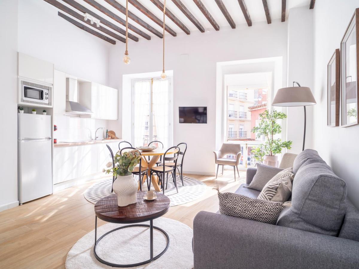 Sanders Lavender - Delightful Two-Bedroom Apartment Downtown Малага Екстериор снимка