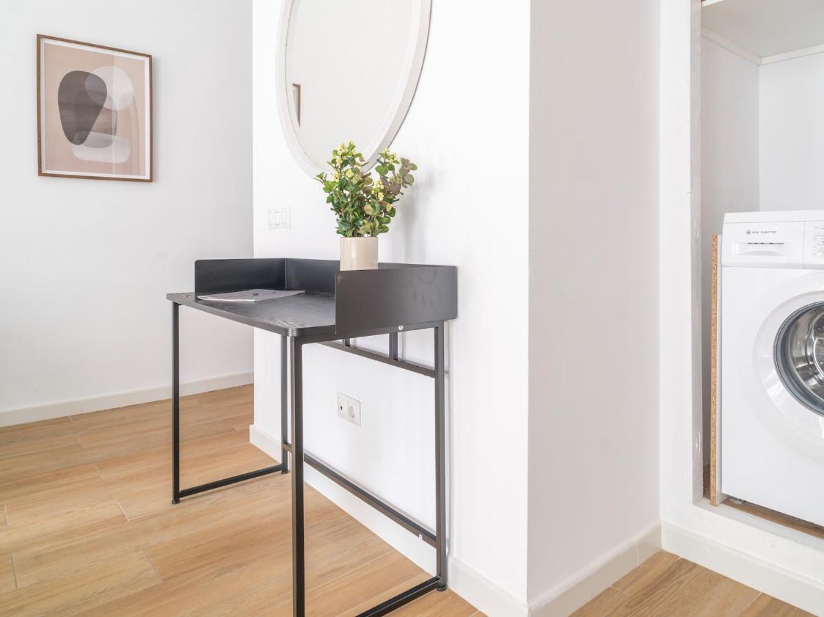 Sanders Lavender - Delightful Two-Bedroom Apartment Downtown Малага Екстериор снимка